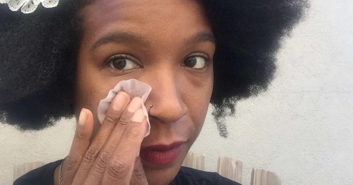 Use Natural Blotting Papers to Make Your Skin Look Radiant: Charcoal Bamboo Lifts Face Oil like a Charm